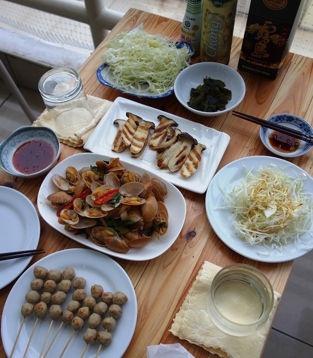 29日　　夕食<br />豚団子　ホイライペーッ　焼きエリンギ　海藻　生キャベツ