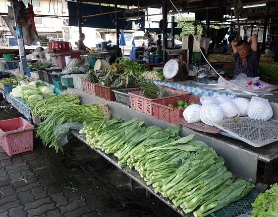 ブァカーオ.タラート<br />八百屋が5店ほど