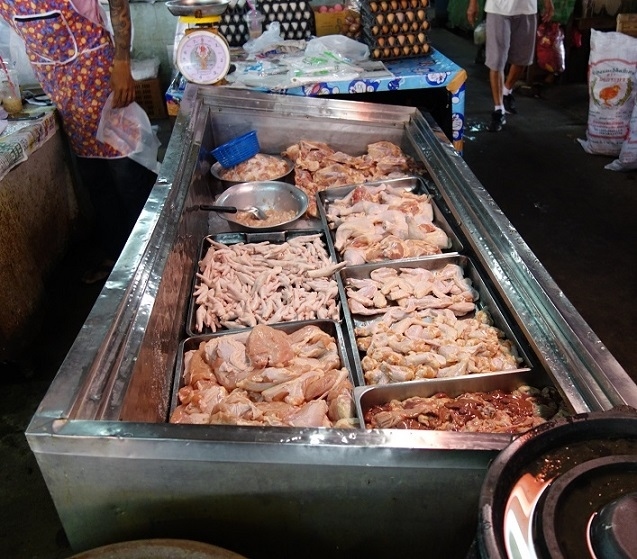 ブァカーオ.タラート<br />鶏肉店<br />その他は卵店　生ココナッ店　なども有ります。