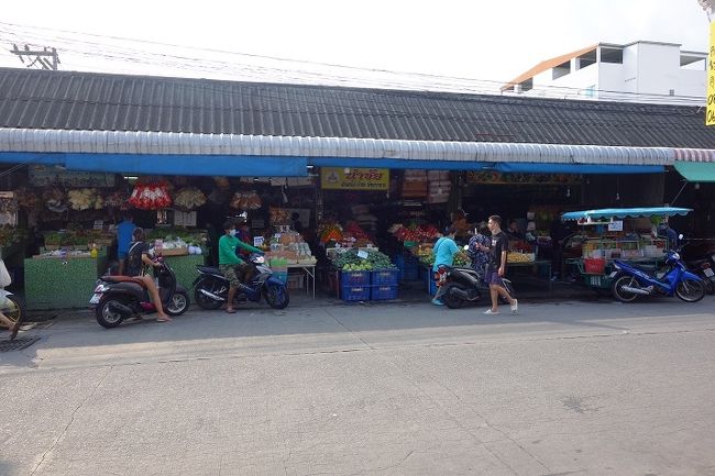 ソイ.ブァカーオ通り市場前の果物野菜店．．．コロナ以来、商売繁盛。