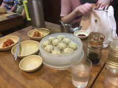 夜は、明洞餃子。小籠包の大きいバージョンみたいな感じ。