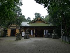 「本居宣長ノ宮」のすぐ隣に「松阪神社」があります。境内に地酒の酒樽が奉納されていました。