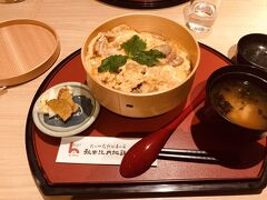 秋田駅に到着し、夜ご飯。
夜ご飯は秋田名物比内地鶏の親子丼。
横についているいぶりがっこがものすごくおいしくて、今回の旅でいぶりがっこのとりこになってしまいました。