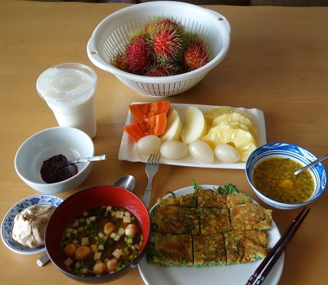 30日　昼食<br />インスタント味噌汁　カイキァオ（野菜入り卵焼き）ヨーグルト<br />自作納豆は胃袋に　黒ニンニク<br />果物（ンゴ　パイナップル　リンゴ　パパイヤ）
