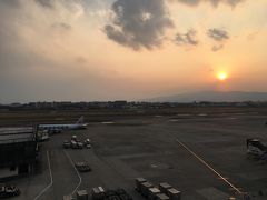 伊丹空港へ戻りました。夕日がとてもきれいな夕刻時。そろそろ帰京です。