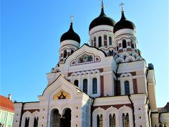 玉ねぎ型の建築が現れた！
ロシア正教会：アレクサンドルネフスキー教会。
エストニアの人々からすると、
複雑な存在であると言う話も聞いた。

息を整えて中に入ると、
ちょうど礼拝中。
また信者の女性が
「カトリックとは逆方向に十字を切る」
様子が見られた。
