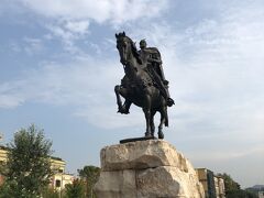 スカンデルベグ像
オスマン帝国の支配からアルバニアを解放した英雄だそうです
