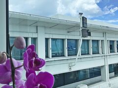 那覇空港到着。
修行時はほぼ沖留めでしたが今回はターミナル付け。
ラッキー♪