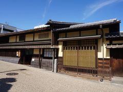 豪商・小津清左衛門家の邸宅を資料館として公開しています。
格子と矢来のある外観、趣があります。
