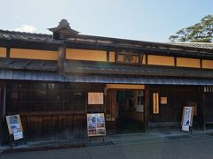 長谷川家は、三井家、小津家とともに松阪三大豪商といわれるまつさか発祥の偉大な商家です。 
建物群は国重要文化財に指定を受けています。
