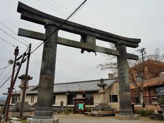 銅の鳥居（重文）は、室町時代に再建されたものです。