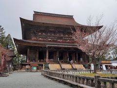 金峯山寺は吉野山のシンボルであり修験道の根本道場です。
蔵王堂（国宝）は、東大寺大仏殿に次ぐ木造の大建築。
