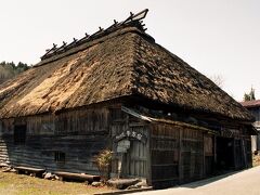 近付いてみると、そこは牛方宿と言うものだった。
牛方宿は、物資を運ぶ牛と牛方が寝泊まりした宿で、千国街道沿いには数軒あったそうだが、現在残るのはこの旧千國家住宅だけだそうだ。
かなり荒れていたが、その存在感は貴重なものだった。

※現在、資料館として整備されています。