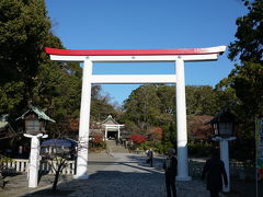 鎌倉宮の鳥居の前を右折。