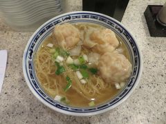 ワンタン麺のお店、沾仔記。
13HKD(約200円弱)とリーズナブルでした。
大ぶりの海老ワンタンが3つ入っていて満足。