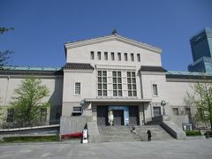 こちらも天王寺公園にある、大阪市立美術館です。

建物が印象的です。
