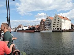 広い運河の対岸にも素敵な建物が並んでいます。
対岸に停泊の黒と赤の船は、海事博物館 記念艦「ソウデク」。
