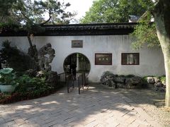 東に歩いてしばらくのところにあるのが、拙政園。
蘇州古典園林として世界遺産に指定される庭園のうち最大のもの。

