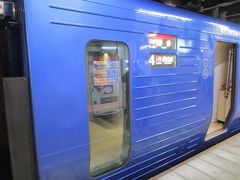 小倉駅6時50分発の特急「ソニック2号」で博多へ。
883系に乗車するのは、おそらく10年以上ぶりのはずです。