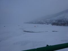 橋の上から。
この時期、湖は凍っていて、その上に雪が積もって真っ白。
その上になにかが見える。