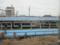 長い北陸トンネルを抜け、特急「サンダーバード」は武生駅を通過。
去る5月に訪問したばかりの、福井鉄道の越前武生駅が見えました。