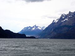 グレイ湖の一番奥にグレイ氷河が見えてきました・・・が、いかんせん遠い。