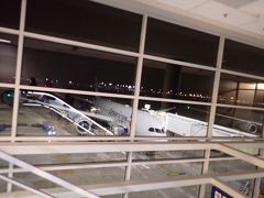 ダラス・フォートワース空港に到着。ここからダッシュで移動なのでε≡≡ﾍ( ´Д`)ﾉ写真を撮る余裕がありませんでした。

行きの段階でかなり手続きに時間がかかったので、帰りの乗り換えが間に合うか不安です。次の飛行機まで１時間４０分程度。本当にぎりぎりです。