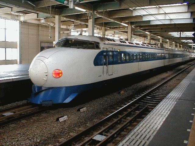 ■1999<br />　この年は大学院博士課程後期課程に在籍していたが、某調査会社の契約社員もやっている時期であり、その関係で西日本のあちこちに出張していた頃である。この写真は広島に出張した際のものであり、説明するまでもない新幹線0系である。数多くはないものの、この頃は「こだま」だけでなく「ひかり」でもまだ乗ることができる時代であった。<br /><br />＠新幹線「ひかり」