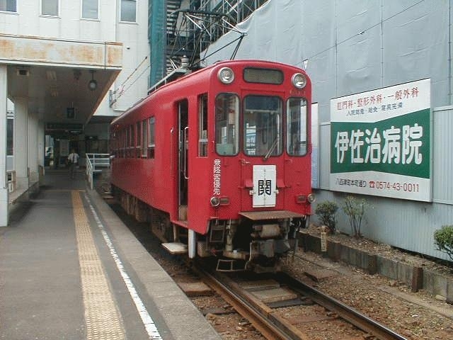 　次の写真は、新岐阜駅で撮影された名鉄美濃町線（2005年廃止）の車両である。顔が縦長過ぎるが、圧縮時に比率を間違えたわけではなく、元からこういう顔である。<br /><br />＠名鉄「モ600形」