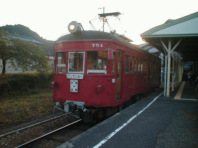　なおこの出張後は、自腹で移動して名鉄谷汲線（2001年10月廃止）にも乗ってきている。今思えば、動いている谷汲線に乗れたのはラッキーであった。<br /><br />＠名鉄「モ750形」