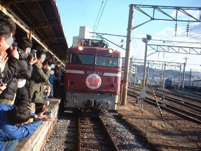 　その後は秋吉台などを普通に観光してから、長崎まで移動した。東京への復路は、当然「さくら」である。<br />　長崎駅に向かったが、ホーム上は「撮影部隊」でごった返していて、とてもではないが普通には撮影ができない。腕だけをホーム上から伸ばして適当に何枚も写して（よって歪んでいる）、やっと撮影することができた。<br /><br />＠寝台特急「さくら」