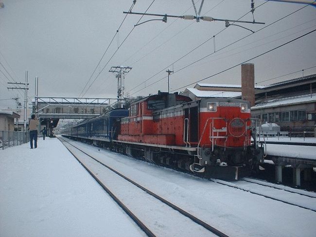 　同じ月に、寝台特急「出雲」にプライベートで乗りに行った。これももちろん、「廃止直前の駆け込み乗車」である（もしこの当時に旅行記を作成・掲載していたら、ひたすら「惜別」シリーズの連続であっただろう）。「サンライズ出雲」は今でも健在であるが、従来の寝台特急「出雲」はこの年の3月限りで廃止となった。<br /><br />＠寝台特急「出雲」