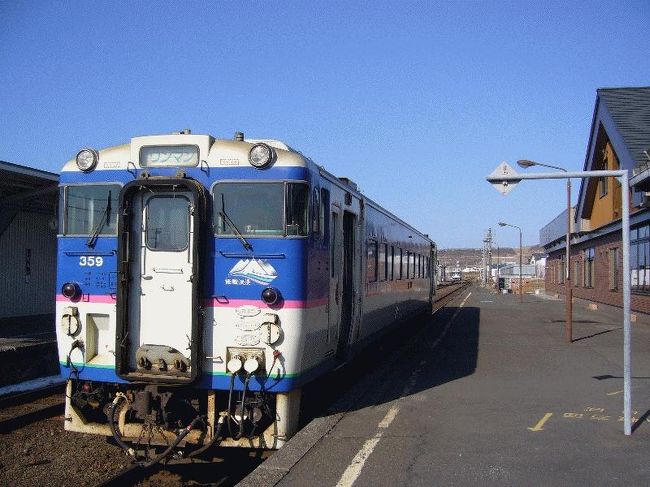　同じ月に北海道へ出張に行き、仕事が終わった後の土日に日高本線に乗りに行った。この当時は「ただ単に乗りに行った」だけであるが、2015年に発生した自然災害により、鵡川から先は不通となっている（おそらくこのまま廃線）。写真は静内駅であり、今となってはもう不可能な絵である。<br /><br />＠JR北海道「キハ40系」
