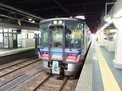 ＜金沢駅／3・5番線ホーム＞
昼食に金沢カツカレーサンドを購入し、12時55分発の富山行きに乗り込む。