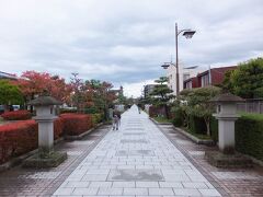 ＜八丁道＞
西端にある瑞龍寺を目指して八丁道を歩く。