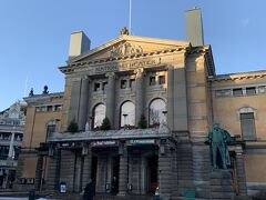 公園の近くには、ノルウェー最大規模の国立劇場。