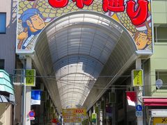 すしや通り https://t-navi.city.taito.lg.jp/spot/tabid90.html?pdid1=63 を道路反対側に見ながら歩きます。
名前の由来は寿司屋が集まっていたこと・・・まんま (^^ゞ です。