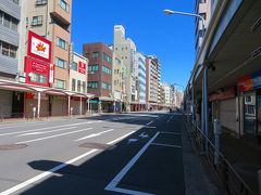 菊屋橋交差点を北方向へ曲がるとかっぱ橋道具街通り両側にお店が並びますがシャッター街化してますね。