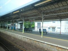 大きめの駅に到着。
ホームのベンチの向きが、関西圏の駅などと同様になっています。
当たり前なのですが、やはり、ＪＲ西日本エリアなんだな、と感じます。