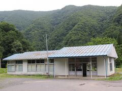 途中、浅内という廃止された駅へ寄り道。
岩泉線は太平洋戦争中、耐火煉瓦の原料となる耐火粘土が採掘されることから、これを輸送する路線として建設されました。
廃止になった駅ですが、この駅は取り壊しをされず保存されていました。