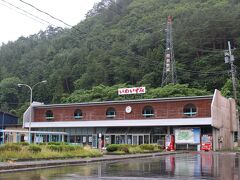 さて、翌日は再度岩泉線廃止代行バスで岩泉町の中心へ。
お客は私だけで運転手さんといろいろお話しましたが、鉄道廃止後のこのバスもほとんどお客さんはいないようでした。

岩泉町の中心にある旧岩泉駅。
昭和４７年に町の中心まで岩泉線が開通して、当時の町民は大喜び。
町の負担で立派な駅が建てらてました。