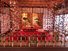 すさのお神社は坂道の上にあって、その坂の下にあるのが、こちらの「雛の館　むかい庵」です。
入館料300円。

このあたりでは　つるし雛　が有名で　一度見てみたいと思っていました。

すごくきれい。。。。。
