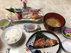 三嶋神社をあとにして、空腹のまま先へ進むことにしたのですが、
次の予定では、　つり雛祭り文化公園　雛の館　というところへ行きます。
が、なにせ歩き。
20～30分　地図を頼りに歩きました。
ようやく　雛の館を見つけたとき、　ランチをやっているお店に遭遇したのです。
雛の館の　正面にある「田村丸」さん！！！

正直　えっ！てなる店構えですが、もう、飢えた子供のようだった私たちは
なんの躊躇もなく入りました。

お店の中では　ヒルナンデスがテレビについてて、大将がタバコを吸いながら椅子に座ってみていました。

おすすめランチを頼んだら、よいしょって感じで大将が奥へ。

出てきたのがこちらのランチ。
キンメダイの煮つけは甘辛くてほろほろで
桜の花がぶっさしてあったお刺身は量が多くて感動だし、
なんせ、手作りのいかの塩辛がうまかった。
いかの塩辛なんて普段食べないのに。１７００円。まあまあするよね。
でも、すんごいおいしかった。
また行きたいくらい！！！ほんとだよ。