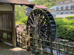 ここに寄り道したのはこの水車を見に来た為。
昔はこの野川沿いに6基あり精米や製粉、かの深大寺そばの製粉も行われていたそうです。
ちなみにこの水車は当時をイメージした小振りなレプリカで『しんぐるま』ではありません。
