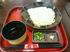 小豆島はそうめんも有名とのことで、「なかぶ庵」でお昼。
生の素麺というのを初めて食べました。
ツルツルシコシコ。あっという間に完食。