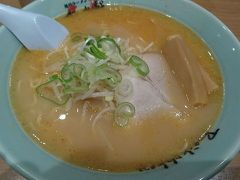 新千歳空港についたらランチ。
北海道ラーメン道場内の梅光軒で味噌ラーメン。830円。