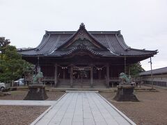 ＜高岡関野神社／拝殿＞
1806年に関野神社・高岡神社・加久彌神社の三社が現在地に遷座した。例祭の高岡御車山祭は、前田利長の時代に始まったとされる歴史のある祭り。高岡御車山（7基）は重要有形民俗文化財、御車山行事は重要無形民俗文化財に指定されている。