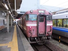 ■2日目
＜高岡駅／7番線ホーム＞
2日目は気合を入れて、高岡駅6時52分発の氷見線に乗りこんだ。