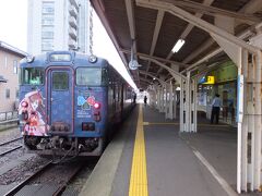 ＜氷見駅／1番線ホーム＞
氷見駅までの乗車時間は30分程度と短い路線の氷見線ではあるが、車窓は住宅街、工業地帯、海沿いと変化に富む。