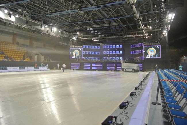 会場はまだ明るいです。